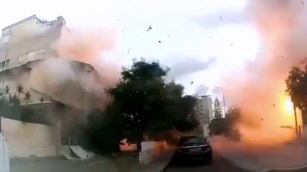 Une frappe menée par le Hezbollah a déclenché plusieurs incendies et provoqué la panique des habitants dans le nord d'Israël, dimanche 22 septembre. L'État hébreu a répliqué en frappant des positions de l'organisation chiite dans le sud du Liban. (FRANCEINFO)