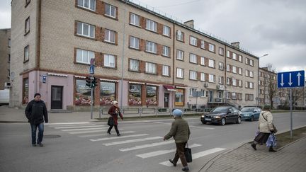 Une rue de Rezekne, dans l'est de la Lettonie, le 11 avril 2019. (WOJTEK RADWANSKI / AFP)