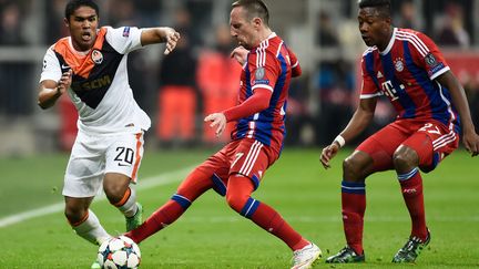 Après avoir affronté le Bayern Munich cette saison en Ligue des champions, Douglas Costa en portera désormais les couleurs. (ODD ANDERSEN / AFP)