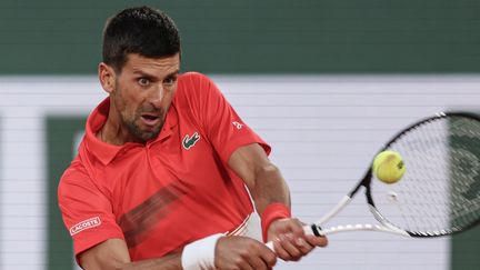 Novak Djokovic en action sur son premier tour à Roland-Garros, le 23 mai 2022, sur le court Philippe-Chatrier. (THOMAS SAMSON / AFP)