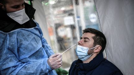 Un test de dépistage du Covid-19, à Paris, en décembre 2021. (STEPHANE DE SAKUTIN / AFP)