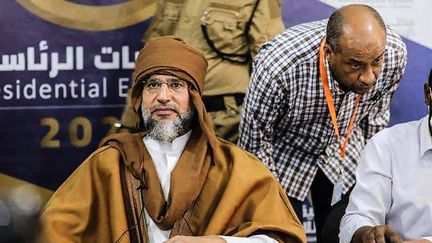 Seif Al-Islam Kadhafi (à gauche) dépose sa candidature pour l'élection présidentielle en Libye, le 14 novembre 2021, à Sebha. (LIBYAN HIGH NATIONAL ELECTORAL COMMISSION FACEBOOK PAGE / AFP)