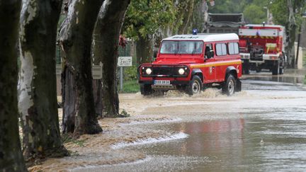 Des pompiers interviennent dans le village de Plaissan (H&eacute;rault), apr&egrave;s d'importants orages, lundi 29 septembre 2014. (MAXPPP)