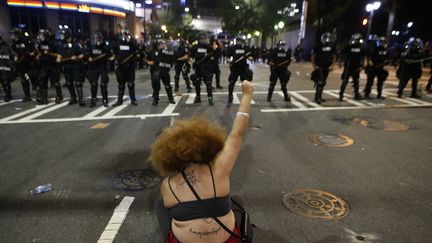 Une bonne partie de la nuit, manifestants et force de l'ordre se sont fait face, sans violence, dans les rues de Charlotte. (BRIAN BLANCO / GETTY IMAGES NORTH AMERICA / AFP)