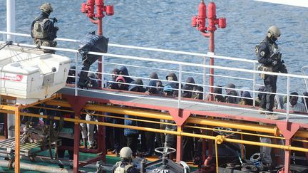 Des soldats maltais sur le pont du pétrolier détourné, le 28 mars 2019 à La Valette (Malte). (MATTHEW MIRABELLI / AFP)