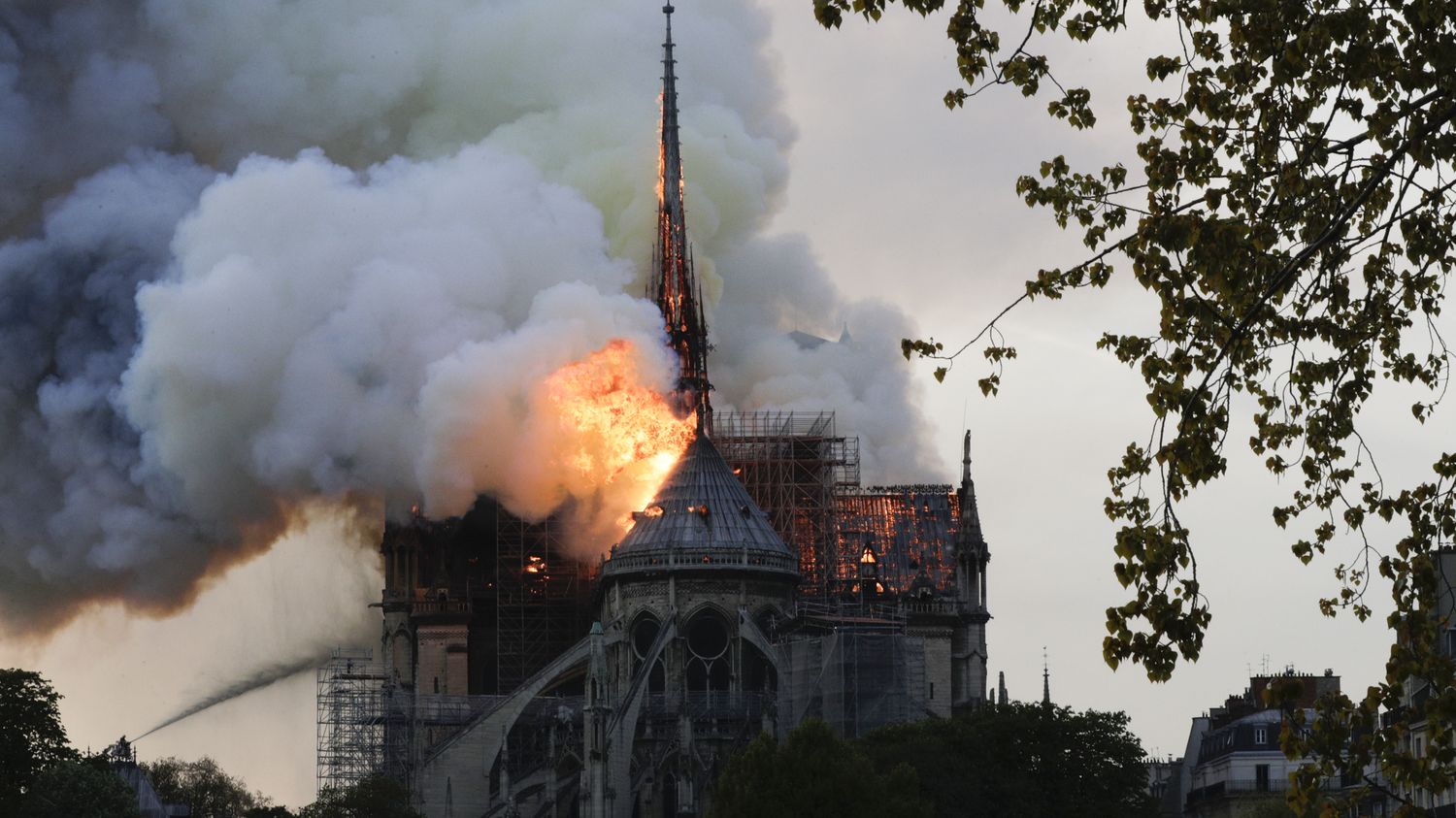 Video Les Images De L Effondrement De La Fleche De Notre Dame De Paris Ravagee Par Un Terrible Incendie