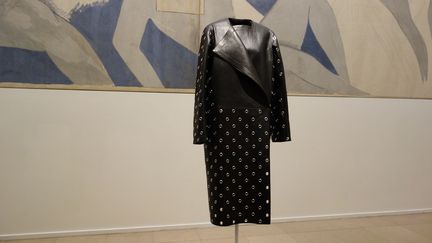 Au Palais Galliera - qui fut le lieu même de la première exposition Warhol à Paris - les robes d’Alaïa sont exposées dans une scénographie signée du designer Martin Szekely. Cette rétrospective est présentée dans les galeries rénovées ainsi que dans la salle Matisse du Musée d’Art Moderne de la Ville de Paris
 (Corinne Jeammet)