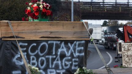 Les camionneurs de l'OTRE (Organisation des transporteurs routiers europ&eacute;ens ) de Gironde, Dordogne, Charente, et Lot et Garonne, ont &eacute;tabli avec les poids lourds et tracteurs un barrage filtrant aux entr&eacute;es et sorties de Bordeaux-Nord, sur l'A630 - 30 novembre 2013 (SERGE POUZET / SIPA)