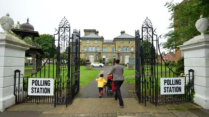 Un bureau de vote pour le r&eacute;f&eacute;rendum sur le Brexit, install&eacute; dans le mus&eacute;e d'Hove, une commune pr&egrave;s de Brighton, dans le Sud de l'Angleterre, le 23 juin 2016. (GLYN KIRK / AFP)