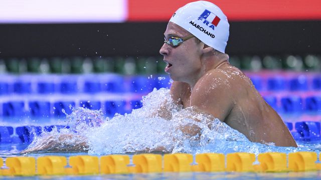 Léon Marchand, en série du 400 m 4 nages, lors des championnats du monde à Budapest, le 18 juin 2022. (KEMPINAIRE STEPHANE / KMSP)