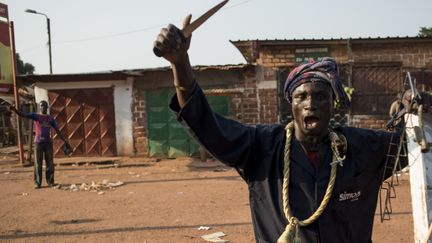 Des pillards dans les rues de Bangui (Centrafrique), le mardi 10 d&eacute;cembre. (FRED DUFOUR / AFP)