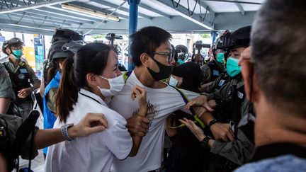 Des manifestants pro-démocraties face aux forces de l'ordre, le 10 mai 2020 à Hong Kong (Chine). (ISAAC LAWRENCE / AFP)