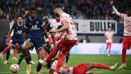 Presnel Kimpembe&nbsp;fautif sur Christopher Nkunku dans le temps additionnel de Leipzig-PSG en Ligue des champions le 3 novembre 2021. (FRANCK FIFE / AFP)