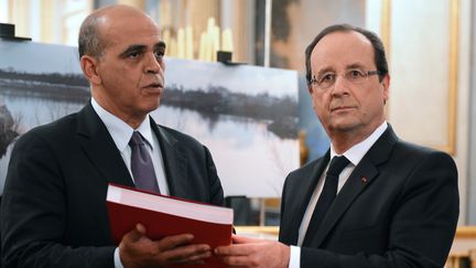 L'ex-secr&eacute;taire d'Etat aux Anciens combattants, Kader Arif, et Fran&ccedil;ois Hollande, le 7 novembre 2013 &agrave; Paris. (ALAIN JOCARD / AFP)