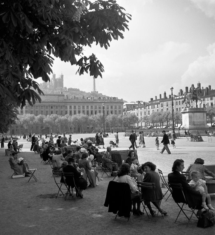 Place Bellecour, Lyon 1950 (Atelier Robert Doisneau)