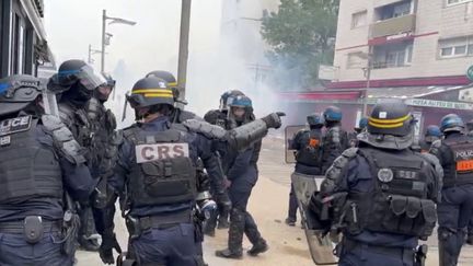 Une nouvelle fois, plusieurs casernes et commissariats ont été ciblés par les émeutiers. Les policiers et gendarmes sont en première ligne avec des face-à-face d’une extrême violence. Certains d’entre eux ont également été visés par des tirs d’arme à feu. (franceinfo)