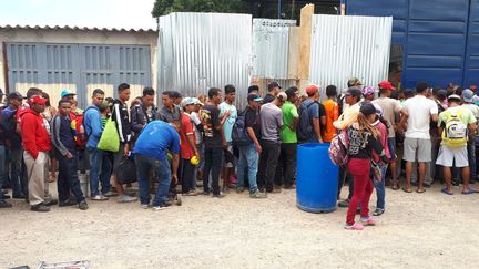 Une distribution de médicaments et de nourriture dans une auberge humanitaire. (BENJAMIN ILLY / RADIO FRANCE)