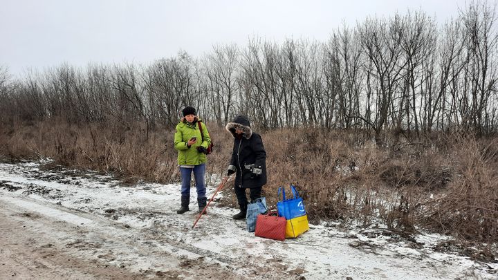 Léna et sa mère Luba ont fui leur village de Paraskoviivka, près de Soledar, car leur vie était en danger. (GILLES GALLINARO / RADIO FRANCE)