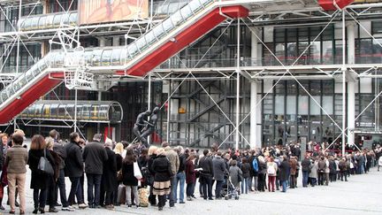 Les visiteurs font la queue devant le Centre Pompidou. Vu le succès de l'exposition Dali, elle sera ouverte sans interruption les quatre derniers jours, du 22 au 25 mars 2013
 (Delphine Goldsztejn / Le Parisien / PhotoPQR / MAXPPP)