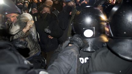 Antinucl&eacute;aires et policiers s'affrontent &agrave; Metzingen, dans le nord de l'Allemagne, vendredi 26 novembre.&nbsp; (JOHN MACDOUGALL/AFP)