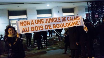 Des opposants à un projet de centre d'hébergement manifestent en marge d'une réunion publique à l'université Paris Dauphine, dans le 16e arrondissement de la capitale, le 14 mars 2016. (MAXPPP)