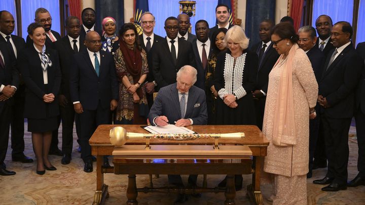 Charles III signe la charte du Commonwealth en présence des représentants des pays membres de l'organisation, à Londres, le 13 mars 2023. (DANIEL LEAL / GETTY IMAGES)