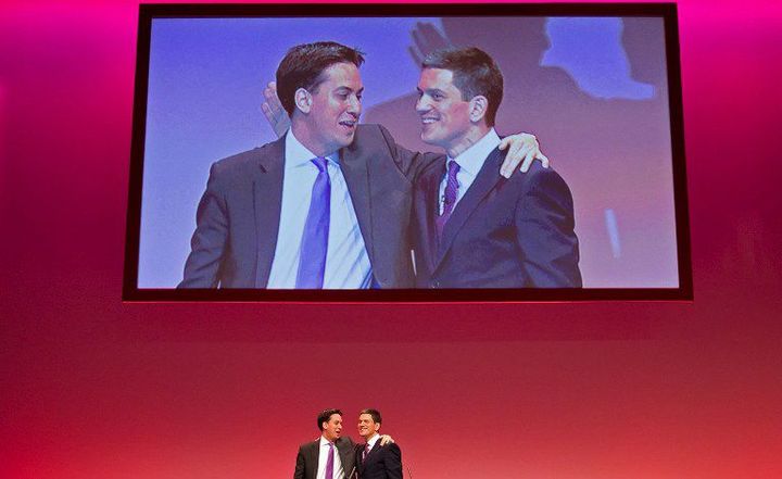 Ed (à gauche) félicite son frère David, après un discours de ce dernier, lors du congrès de Labour Party en 2010. Congrès qui vit la victoire de Ed. (LEON NEAL / AFP)