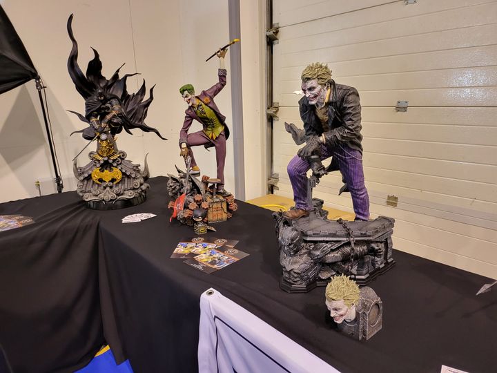 Les figurines et statues&nbsp;de Batman et du Joker sur le stand&nbsp;multiverse de Kyodai et Aniki au Hero Festival 2021 (A.M)