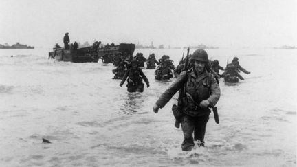 Des renforts américains de la 4e division d'infanterie débarquent à Utah Beach (Normandie), le 6 juin 1944 (- / IMPERIAL WAR MUSEUM)