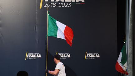 Un homme prépare la scène avant l'arrivée du dirigeant du M5S (Mouvement 5 étoiles)&nbsp;Luigi Di Maio à Rome, le 1er mars 2018. (FILIPPO MONTEFORTE / AFP)