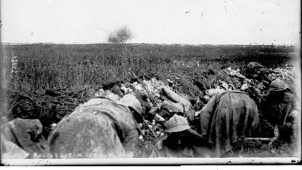 Les soldats présents à Verdun essuient une attaque allemande de grande ampleur, le 22 février 1916. (GALLICA / BNF)