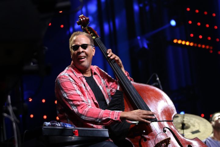 Pendant son concert, Stanley Clarke passe de la basse électronique à la contrebasse.
 (Sebastien LAPEYRERE/MAXPPP)