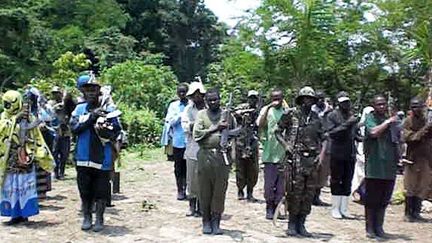 Cérémonie de prise d'arme au quartier général de Medina, dans le parc national des Virunga. Des femmes et des hommes sont recrutés à coups de dollars pour «revivifier la foi islamique». (Photo/Nicaise Kibel&#039;bel)