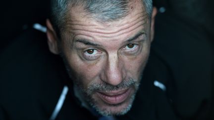 Le Français Sébastien Destremau pose dans son Imoca, le 3 novembre 2016 aux Sables-d'Olonne (Vendée). (JEAN-SEBASTIEN EVRARD / AFP)