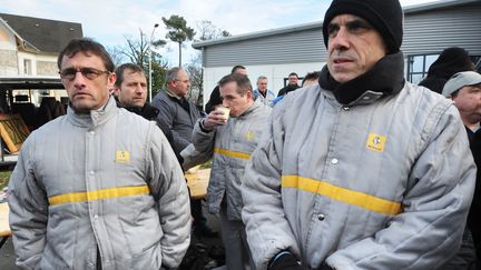 Des salari&eacute;s d'Auto Chassis International, du groupe Renault, ont d&eacute;bray&eacute;, au Mans (Sarthe), le 17 janvier 2013. (JEAN-FRANCOIS MONIER / AFP)