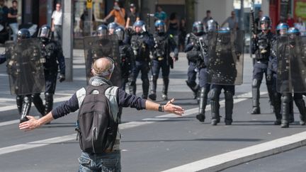 Mouvements sociaux : la violence s'immisce dans les rangs des manifestants et des forces de l'ordre