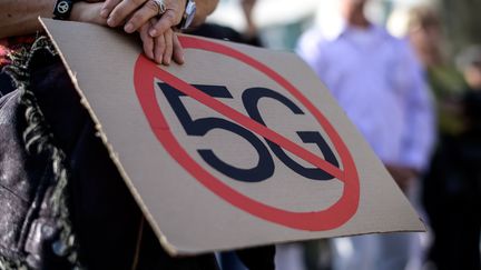 Une pancarte contre la 5G lors d'une manifestation organisée à Berne (Suisse), le 21 septembre 2019. (FABRICE COFFRINI / AFP)