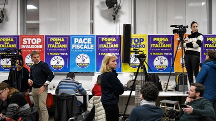 Des affiches au QG de campagne de la Lega, le parti d'extrême droite italien, à Milan, le 4 mars 2018. (AFP)