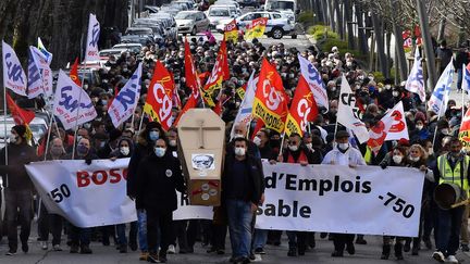 Des salariés de Bosch manifestent contre les suppressions de postes, le 19 mars 2021 à Rodez (Aveyron). (GEORGES GOBET / AFP)