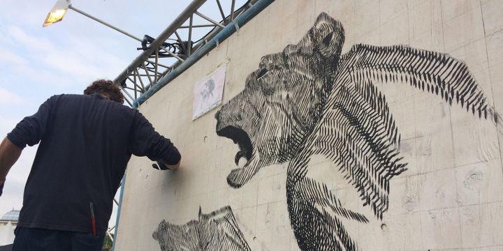 L'artiste italien Gütan utilise une technique ancienne pour jouer sur les reliefs.
 (Paméla Rougerie / Culturebox)