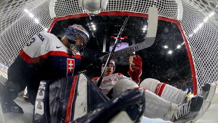 Mêlée dans le but slovaque lors du match Slovaquie-Danemark, au Mondial de hockey 2017, à Cologne (Allemagne), le 9 mai 2017. (WOLFGANG RATTAY / AFP)