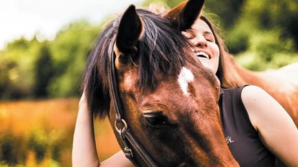 Laetitia Bernard, une journaliste non voyante qui travaille à la direction des sports de Radio France. On l'entend notamment sur Inter et sur franceinfo.&nbsp;Laetitia est championne de France en saut d’obstacles handisport. (ASTRID DI CROLLALANZA / STOCK)