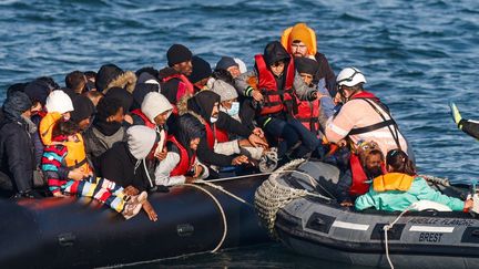 Des migrants secourus par les autorités françaises, le 9 mai 2022 dans la Manche, au large du Pas-de-Calais. (SAMEER AL-DOUMY / AFP)