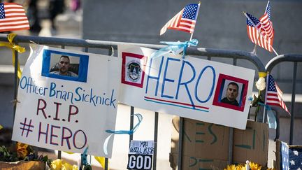 Un mémorial pour&nbsp;Brian Sicknick, le policier mort au lendemain de l'attaque du Capitole, le 10 janvier 2021. (AL DRAGO / GETTY IMAGES NORTH AMERICA / AFP)