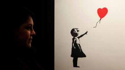 Une variante de "La Petite Fille au ballon", œuvre du street-artist Banksy, est apparue sur un mur de Bordeaux (Gironde). (PAOLO AGUILAR / EFE / AFP)