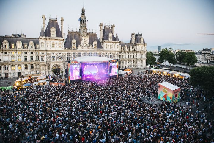 La foule lors d'un concert au festival Fnac Live 2022, sur le parvis de l'Hôtel de ville de Paris. (SARAH BASTIN)