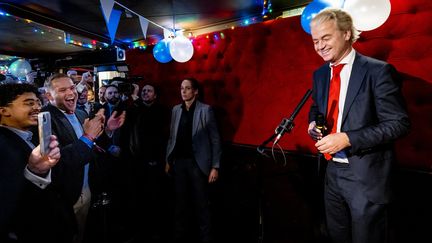 Le dirigeant du Parti de la liberté (PVV), Geert Wilders, célèbre l'arrivée de sa formation en tête lors des élections législatives aux Pays-Bas, le 22 novembre 2023 à Scheveningen. (REMKO DE WAAL / ANP MAG / AFP)