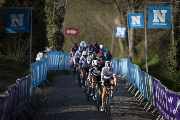 Anna van der Breggen emmène le peloton du Tour des Flandres le 4 avril 2021. (KRISTOF VAN ACCOM / BELGA MAG / AFP)