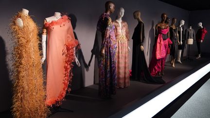 Le&nbsp;musée du Fashion Institute of Technology de New York fait dialoguer deux couturiers phares du 20e siècle dans sa nouvelle exposition&nbsp;"Dior Balenciaga : les rois de la couture et leurs héritages" (TIMOTHY A. CLARY / AFP)