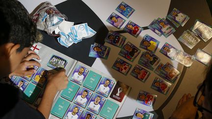 Un album Panini de la Coupe du monde de football 2022. (MIGUEL SCHINCARIOL / AFP)